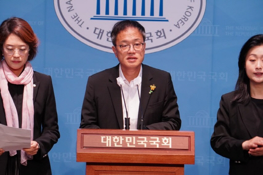 박주민 더불어민주당 의원이 16일 오전 국회 소통관에서 민주당 서울특별시당 산하 새서울준비특별위원회 위원장 자격으로 '오세훈 서울시'의 여의도 선착장 사업 특혜 의혹 제기 기자회견을 하고 있다.<박주민 국회의원 페이스북 사진>
